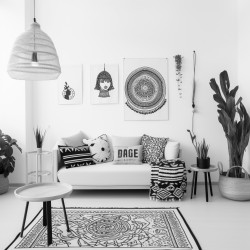 salon bohme avec tapis superposs canap  motifs plantes exotiques macram mural et lampe vintage